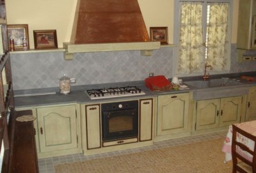 Cucina in legno laccato su misura a Modena