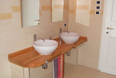 Mobile per bagno moderno in legno a Milano
