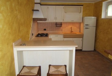 Cucina in legno laccato su misura a Bologna