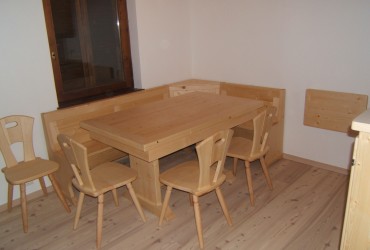 Tavoli in legno a Savona.