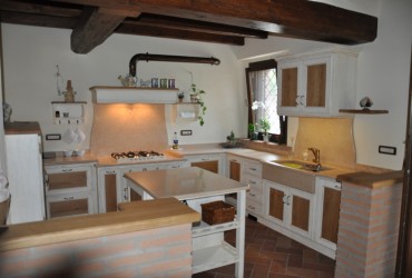 Cucina rustica in legno laccato a Savona