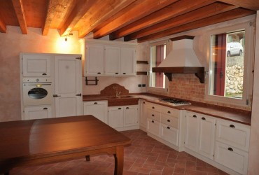 Cucina country in legno laccato a Verona