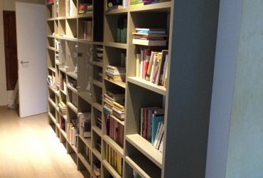Libreria in legno laccato.