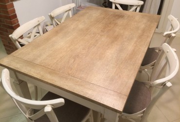 Tavolo in legno di rovere.