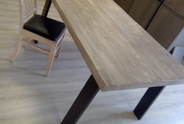 Tavolo in legno con basamento in ferro